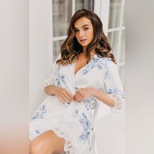 Le Rose Stories Ivana Bleu De Fleur Printed Robe White with Blue Floral M/L